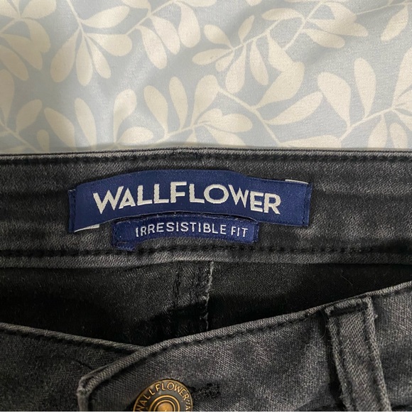 Wallflower Black high waisted shorts size 5 - Picture 4 of 6
